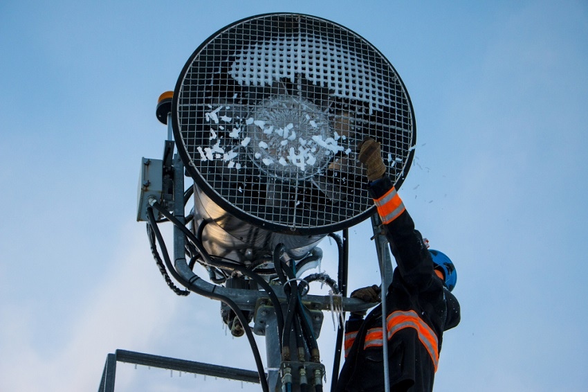 Large fan snow gun at Loon