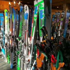 Ski swap season is here, and this weekend there are ski swaps at @cannonmountain , @gunstockmtn , @jacksonxc, and @patspeakskiarea . Check out our event calendar for more information: link in bio 🔗
 #skinewhampshire #skinh #newhampshire #skiing #snowboarding #sale ##aprés