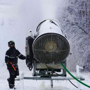 Keep thinking nice and cold thoughts🌡️ 😌 
Our incredible snowmakers are still out here working hard! #60YearsOnEarth