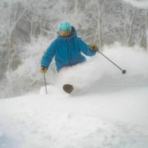 This skier carves out turns in 8" of fluffy powder at Cannon Mountain today. Check Powder Alert in bio for latest snowfall totals in NH and more. #SkiNH