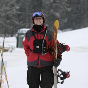 Reckless behavior on the slopes can and will cause accidents. Ski area employees - especially ski patrol - are there to help if you notice any unsafe behavior. Make sure if you see something, say something to keep yourself and others safe 🎿 #skinewhampshire #playitsafe #skiersafetymonth