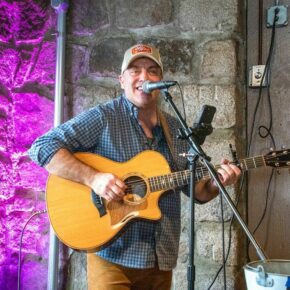 There's no shortage of live music at NH ski areas! Plan the perfect apres with the events link in bio🎸❄ #skinewhampshire #ApresSki