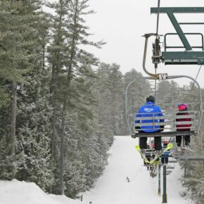 A few inches of fresh snow covered the trails at many NH ski areas today 🌨#skinewhampshire 

📸 : @kingpineski