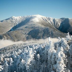 Looking for some final runs this weekend? Click the newsletter link in bio to find out how you can celebrate Earth Day and get your last turns of the season in this weekend 🌎⛷#skinewhampshire