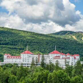 Celebrate Mother's Day @brettonwoodsnh @omnimountwashington with free golfing for mom, Mother's Day brunch, and events for the family! Reservations required. Learn more with the events link in bio.

#skinewhampshire #omnimountwashingtonhotel #mothersday
