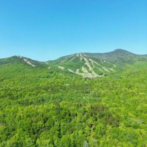 We love the mountain in white but green looks pretty good too! 

#watervillevalley
#wvnextlevel
#visitNH
#watervillevalleyresort