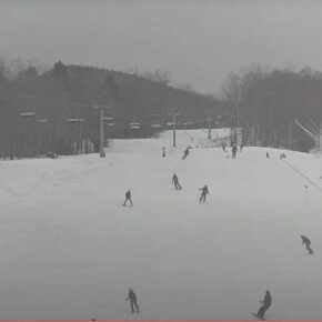 Today's snowstorm through the webcams at Wildcat Mountain, Loon Mountain Resort, and Bretton Woods! Subscribe to Ski NH powder alerts with the link in bio to stay up to date this season. #SkiNewHampshire #dayatthewoods #skiwildcat #loonmtnnh
